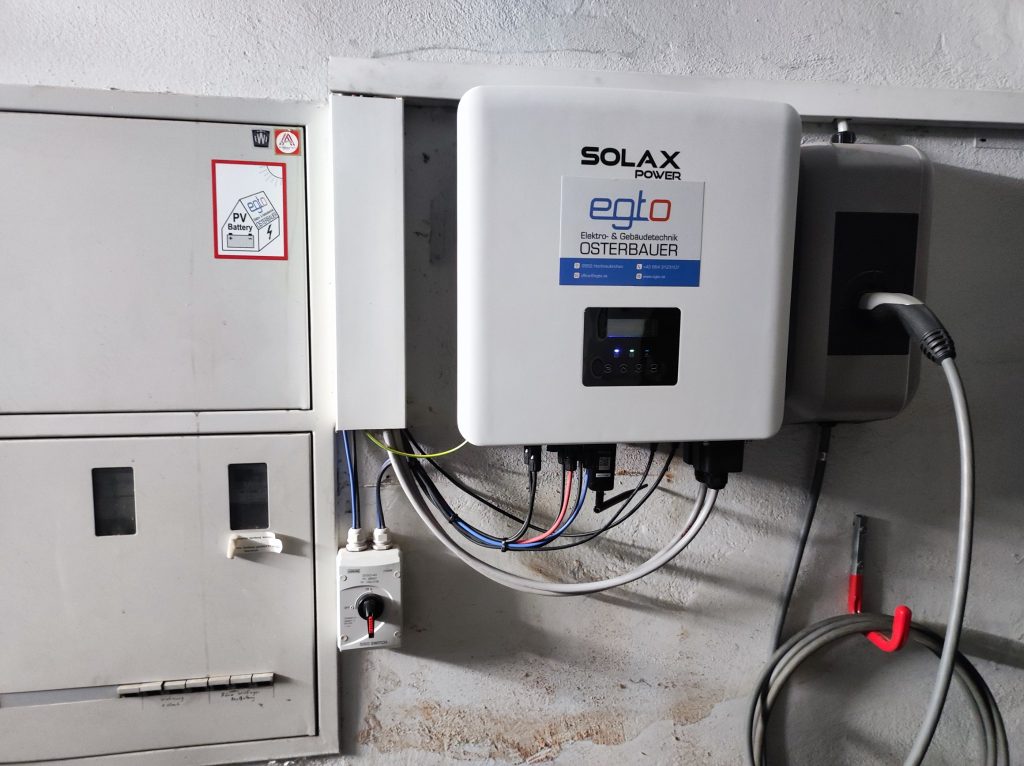 SolaX Wechselrichter neben der Elektroverteilung eines EGTO Projekts