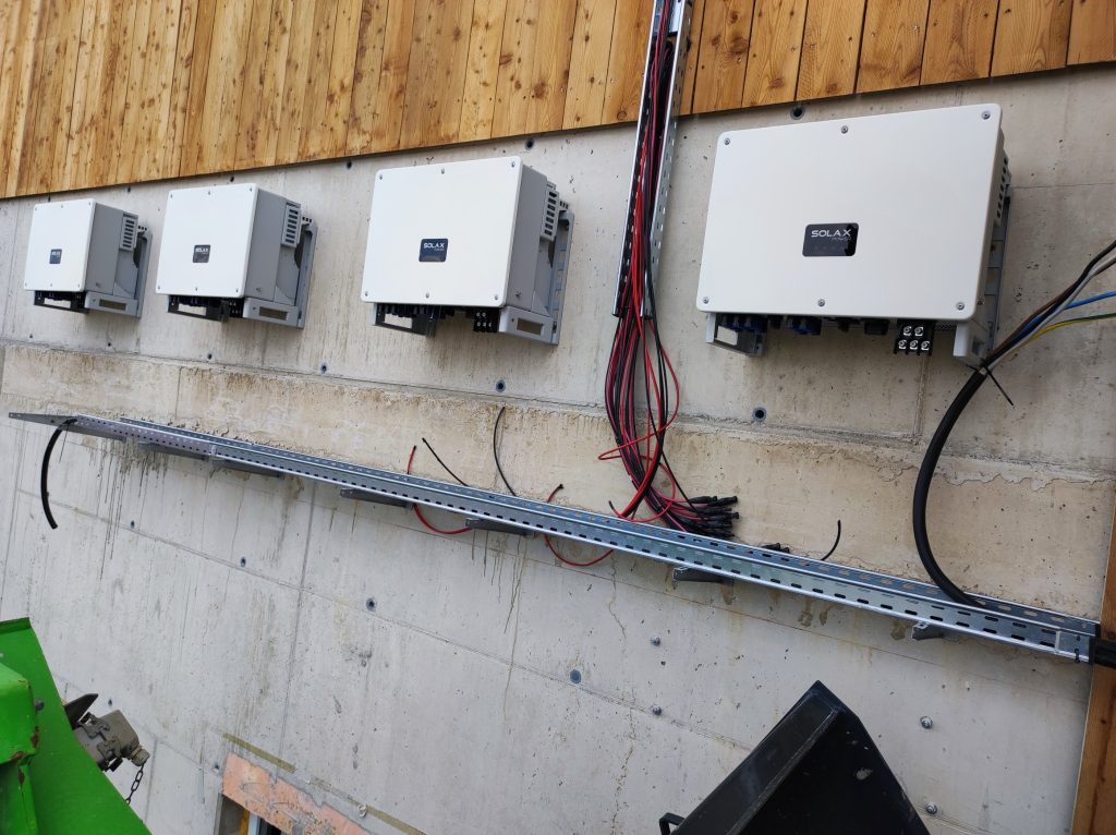 Mehrere Wechselrichter einer von EGTO umgesetzten Photovoltaikanlage